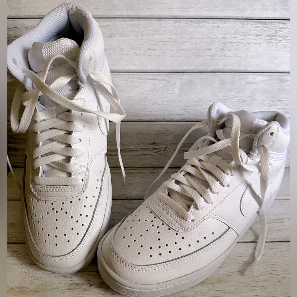 NIKE WOMENS COURT VISION LOW SNEAKER